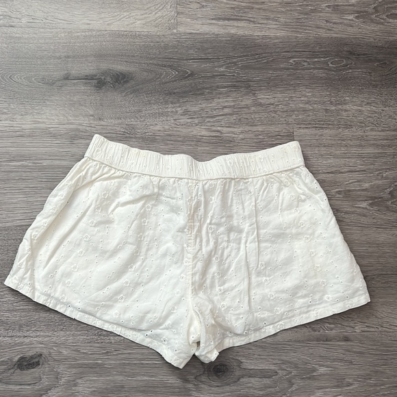 Aerie cream shorts medium - Picture 3 of 4